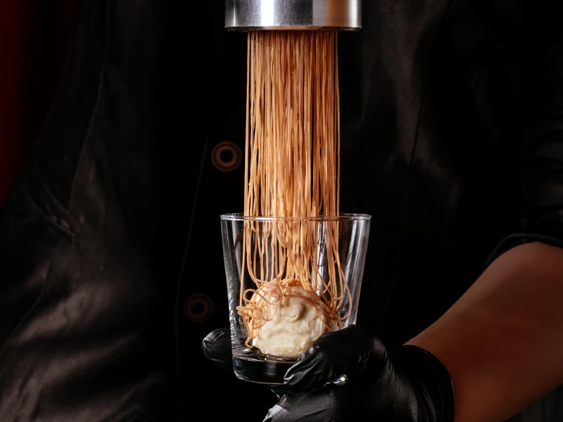 綿密栗子泥搭配草莓酸香，「草莓栗香蒙布朗」呈現清新又層次鮮明的冬日甜味。圖／煙波國際觀光集團提