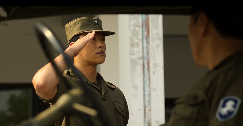 白冀憲向國旗敬禮，直等到升完旗才搭理長官，導演特別安排鋪陳白冀憲不吃官階這套，暗示未來會挑戰兄長