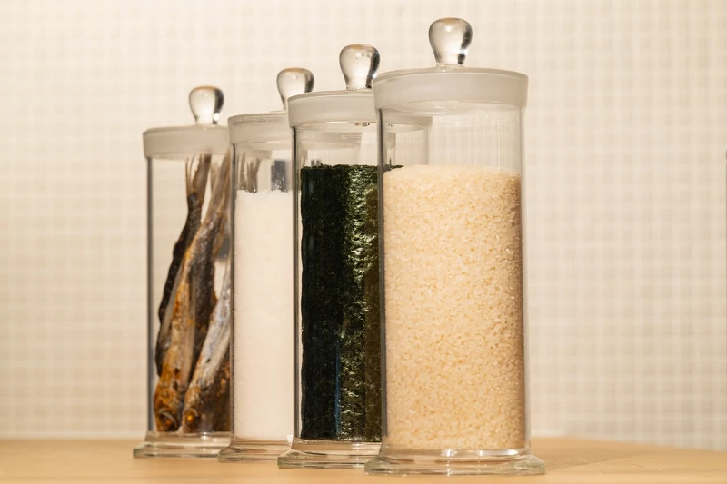 左右飯糰的每位關鍵三要素：「米」、「鹽」與「海苔」。