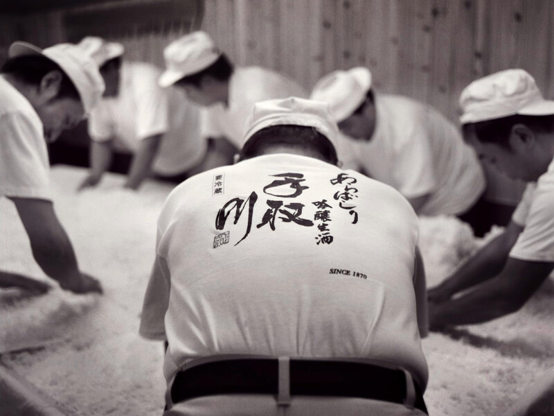 白雪寒氣、香米熱氣中，職人吃飯、睡覺和生活全在一起。