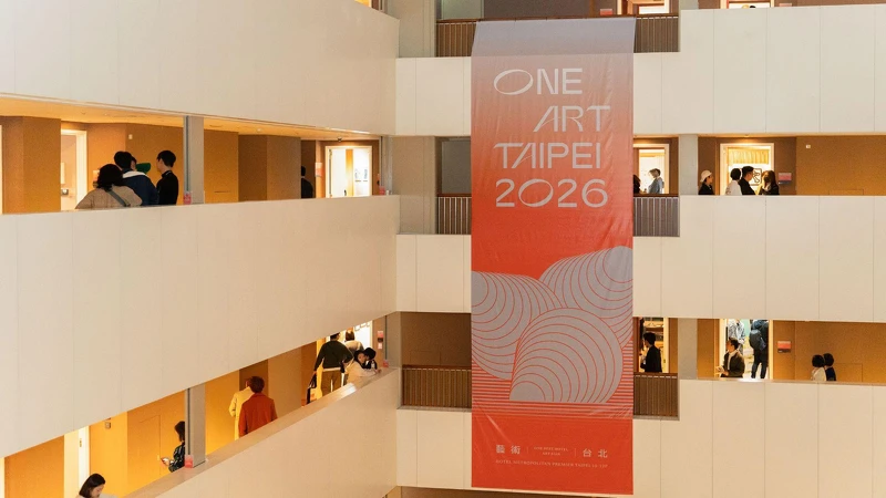  第八屆「ONE ART Taipei 2026 藝術台北」開幕首日即湧入近 3,000 人次觀展，現場人潮絡繹不絕。