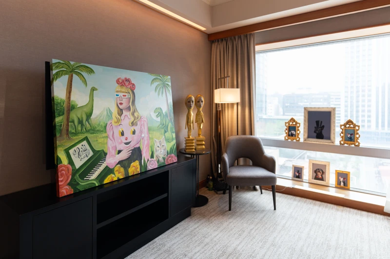 「藝術無限（Unlimited）」展區匯聚國際藝廊與當代藝術家，伊日後樂園以繪畫、雕塑與裝置呈現現實與夢境交會的想像張力。