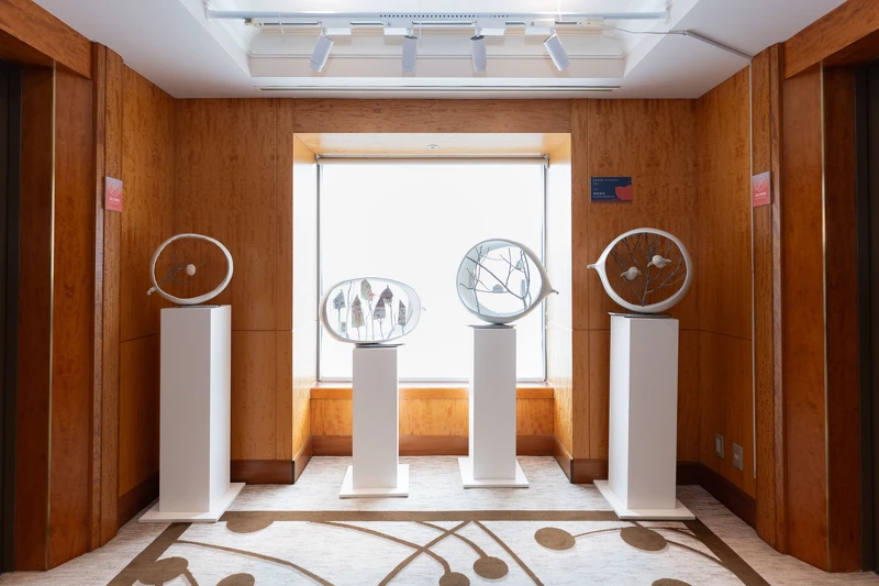 「快閃美術館（Pop-up Museum）」公共藝術展區，潮時藝術呈現崔永嬿的《吉普賽人的都市計畫－家》，以氣球、枝幹與小屋創造場景，將「家」詮釋為漂浮於現實與夢想之間的精神棲居地。