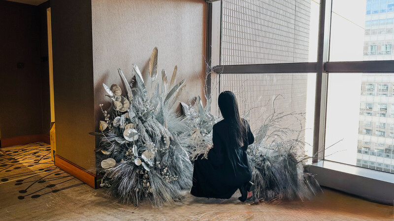 杉畝藝術（SAM&rsquo;S ART）以花藝與策展結合三大主題「土蘊、風行、光照」，將自然生命力融入觀展空間，將藝術化為可感的沉浸式體驗。