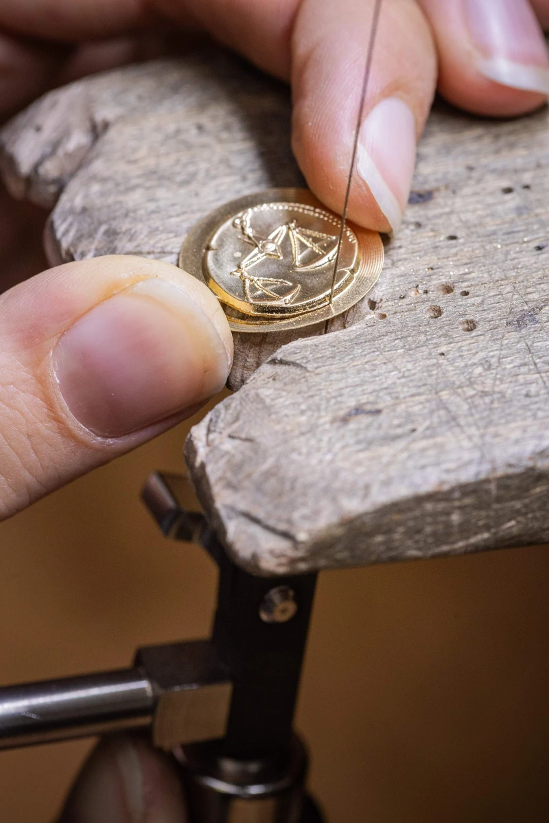 VCA Zodiaque系列工藝圖：去除天秤座手鍊圓墜上多餘的金屬