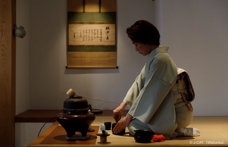 在现代风格的茶室中体验茶道,让人细细品味的多重面貌。© Wabunka (J-CAT) 在现代风格的茶室中体验茶道,让人细细品味的多重面貌。© Wabunka (J-CAT)