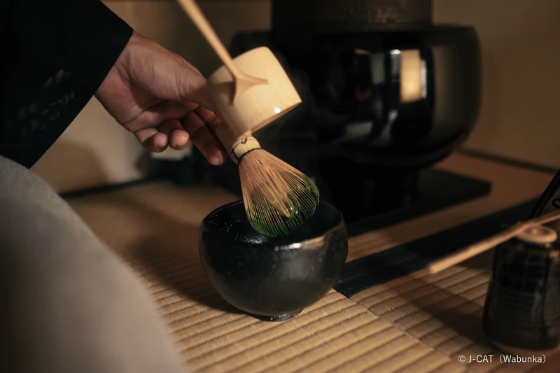 由茶道家亲自讲述其历史与哲学,亲身感受之美。© Wabunka (J-CAT) 由茶道家亲自讲述其历史与哲学,亲身感受之美。© Wabunka (J-CAT)