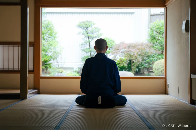 在禅僧指导下透过坐禅调和身心。© Wabunka (J-CAT) 在禅僧指导下透过坐禅调和身心。© Wabunka (J-CAT)