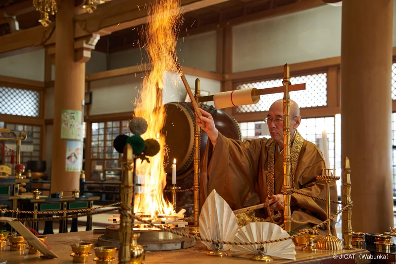 作为德川将军家的菩提寺,将带领旅人体验正式的护摩祈祷与坐禅© Wabunka (J-CAT) 作为德川将军家的菩提寺,将带领旅人体验正式的护摩祈祷与坐禅© Wabunka (J-CAT)