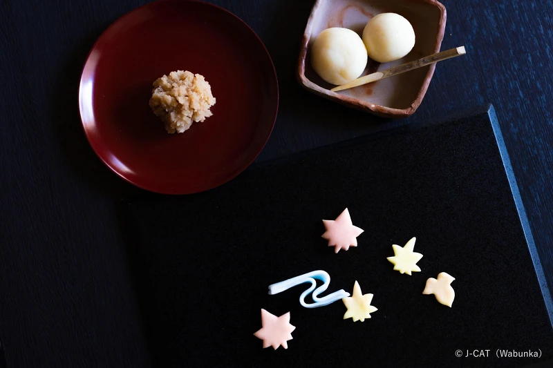 由煎茶美风流教授亲自指导,学习煎茶道的精神,并体验在家亦可实践的正统和菓子製作。© Wabunka (J-CAT) 由煎茶美风流教授亲自指导,学习煎茶道的精神,并体验在家亦可实践的正统和菓子製作。© Wabunka (J-CAT)