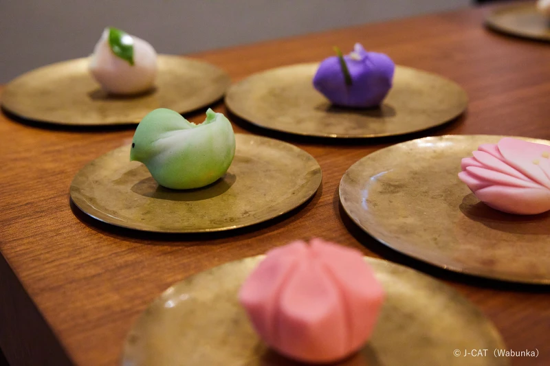 由和菓子职人指导,体验季节和菓子製作,感受日本美学的深层魅力。© Wabunka (J-CAT) 由和菓子职人指导,体验季节和菓子製作,感受日本美学的深层魅力。© Wabunka (J-CAT)