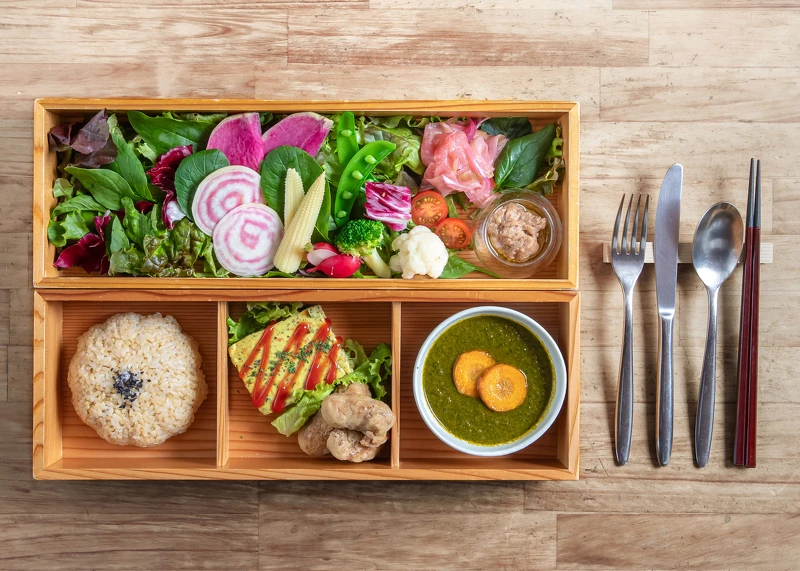 以当季蔬菜与植物性食材精心製作的蔬食便当,让人每一口都能感受到自然的恩惠。©蔬食餐厅 AIN SOPH.(アインソフ) 以当季蔬菜与植物性食材精心製作的蔬食便当,让人每一口都能感受到自然的恩惠。©蔬食餐厅 AIN SOPH.(アインソフ)