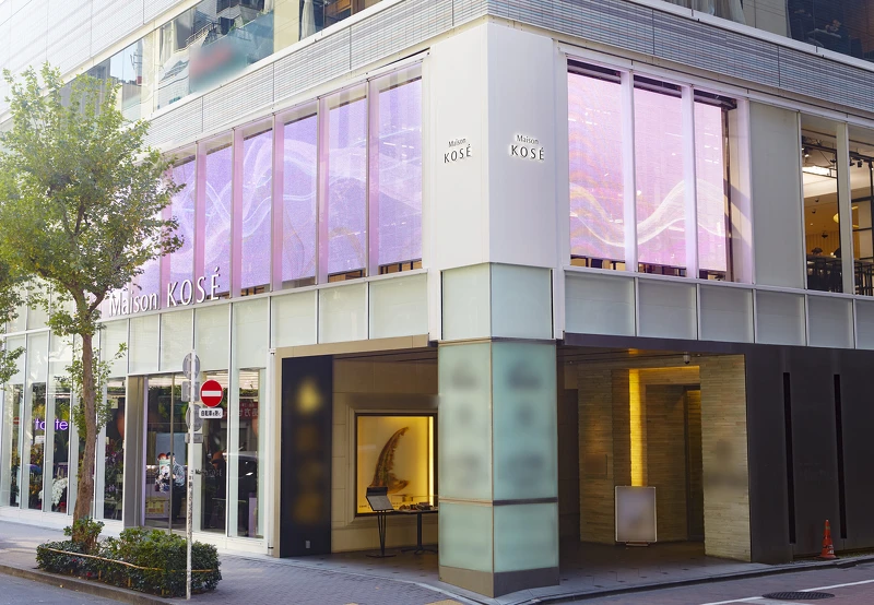 白色基调、端正洗练的外墙与LOGO,展现醒目存在感,引人驻足。© Maison KOSÉ银座 白色基调、端正洗练的外墙与LOGO,展现醒目存在感,引人驻足。© Maison KOSÉ银座