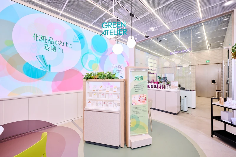 大型数位萤幕与展示柜,呈现精緻陈列与互动的场域。© Maison KOSÉ银座 大型数位萤幕与展示柜,呈现精緻陈列与互动的场域。© Maison KOSÉ银座