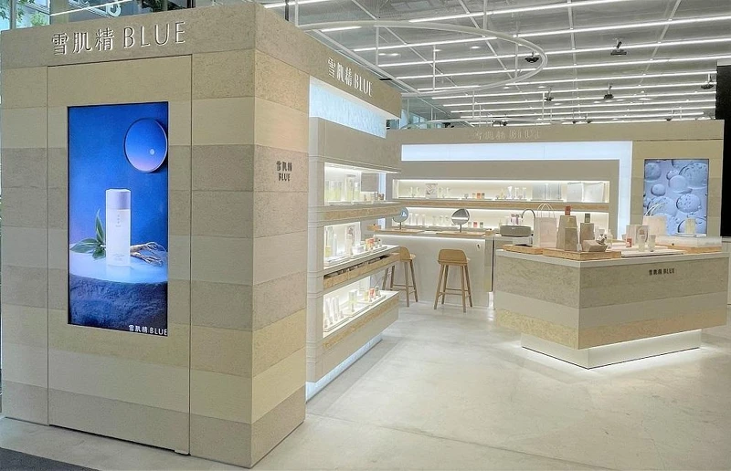 主题区域展示等自然净化系列。© Maison KOSÉ银座 主题区域展示等自然净化系列。© Maison KOSÉ银座