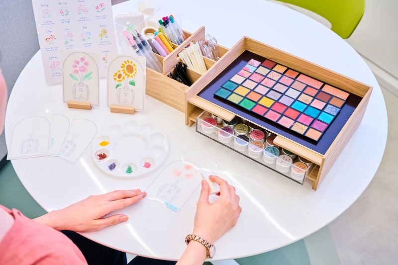 将已停售的彩妆试用品进行升级再利用,转化为绘画用颜料。© Maison KOSÉ银座 将已停售的彩妆试用品进行升级再利用,转化为绘画用颜料。© Maison KOSÉ银座