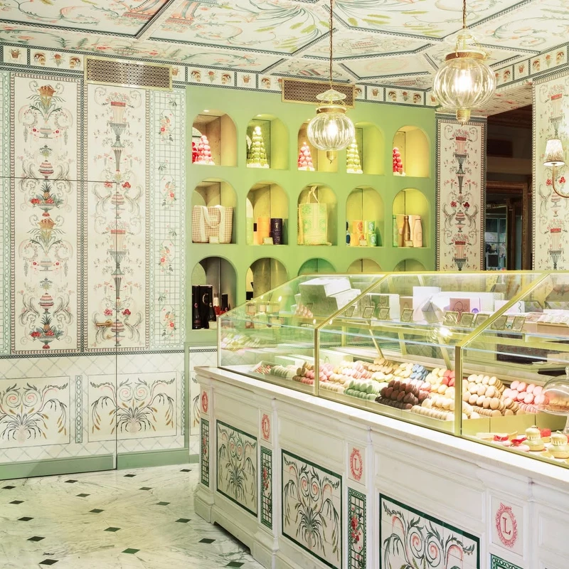 Ladur&eacute;e台北101旗舰茶室Caf&eacute;延续品牌一贯的法式美学，营造文雅、舒适且充满巴黎氛围的用餐空间（图片来源／@laduree.taiwan IG）