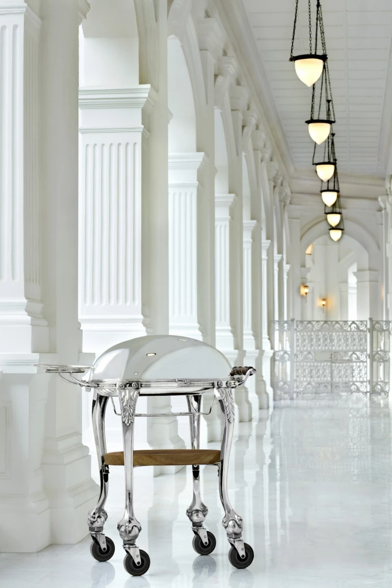 在二战期间曾被埋藏于饭店园区、战后才重见天日的传奇银製餐车。