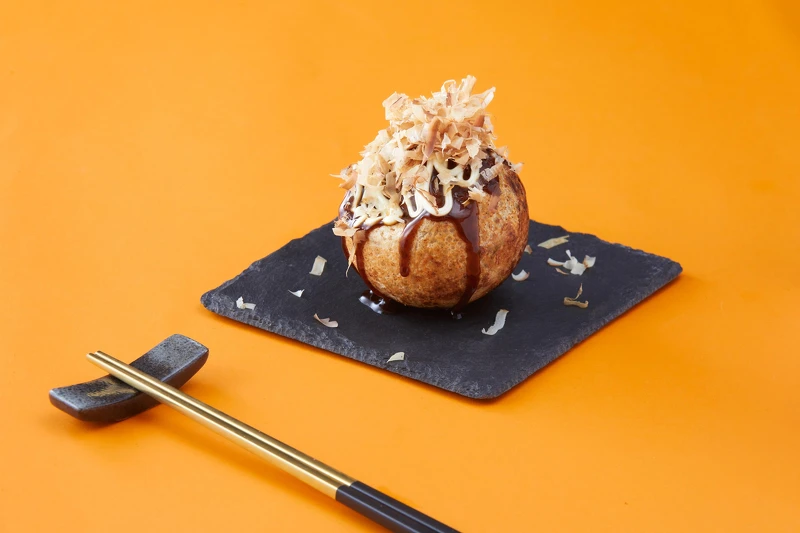 爆彈燒本舖最出名就是直徑8公分、重達200公克的巨無霸章魚燒（圖片來源／爆彈燒本舖提供）