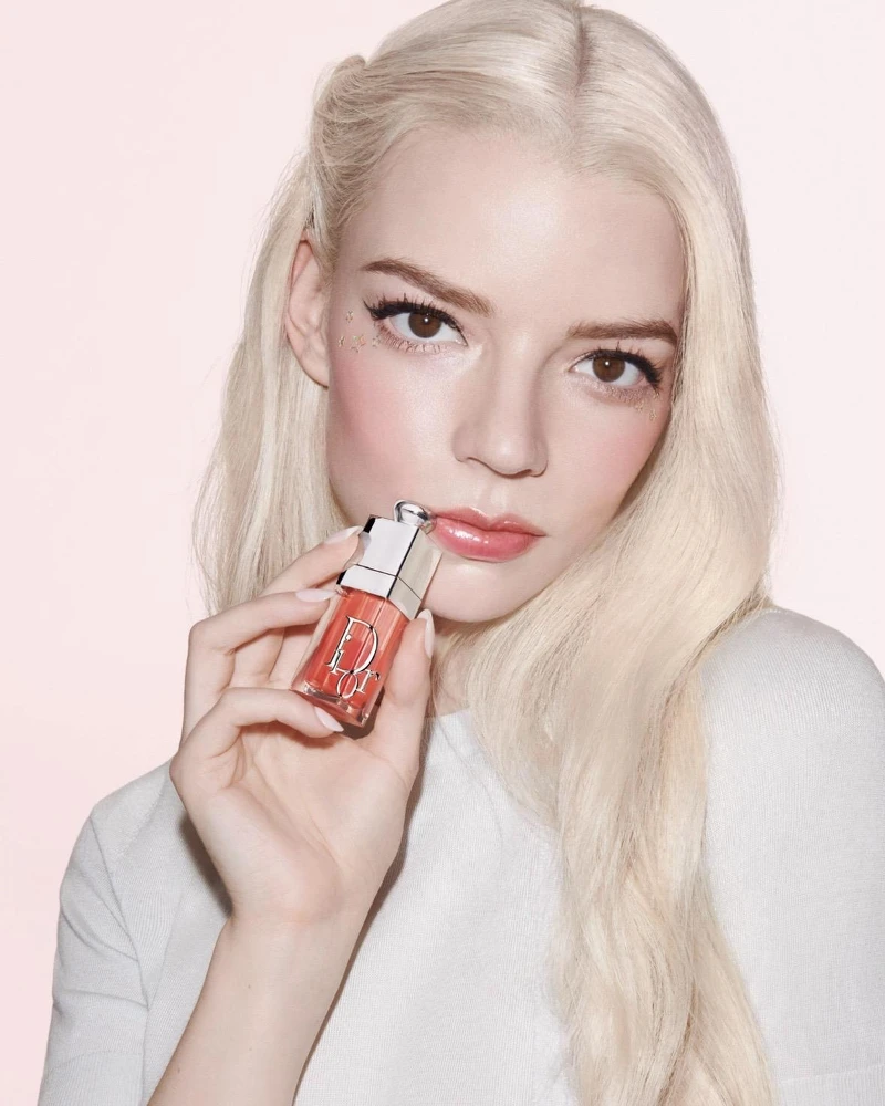 Anya 詮釋迪奧粉樣水光唇釉 #041蜜桃粉。