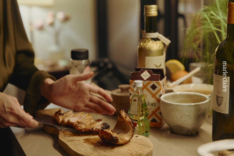 對 Silver 而 言,擺盤是他做菜時最享受的環節;白盤就像畫布,也是他表達自己的方式。 對 Silver 而 言,擺盤是他做菜時最享受的環節;白盤就像畫布,也是他表達自己的方式。