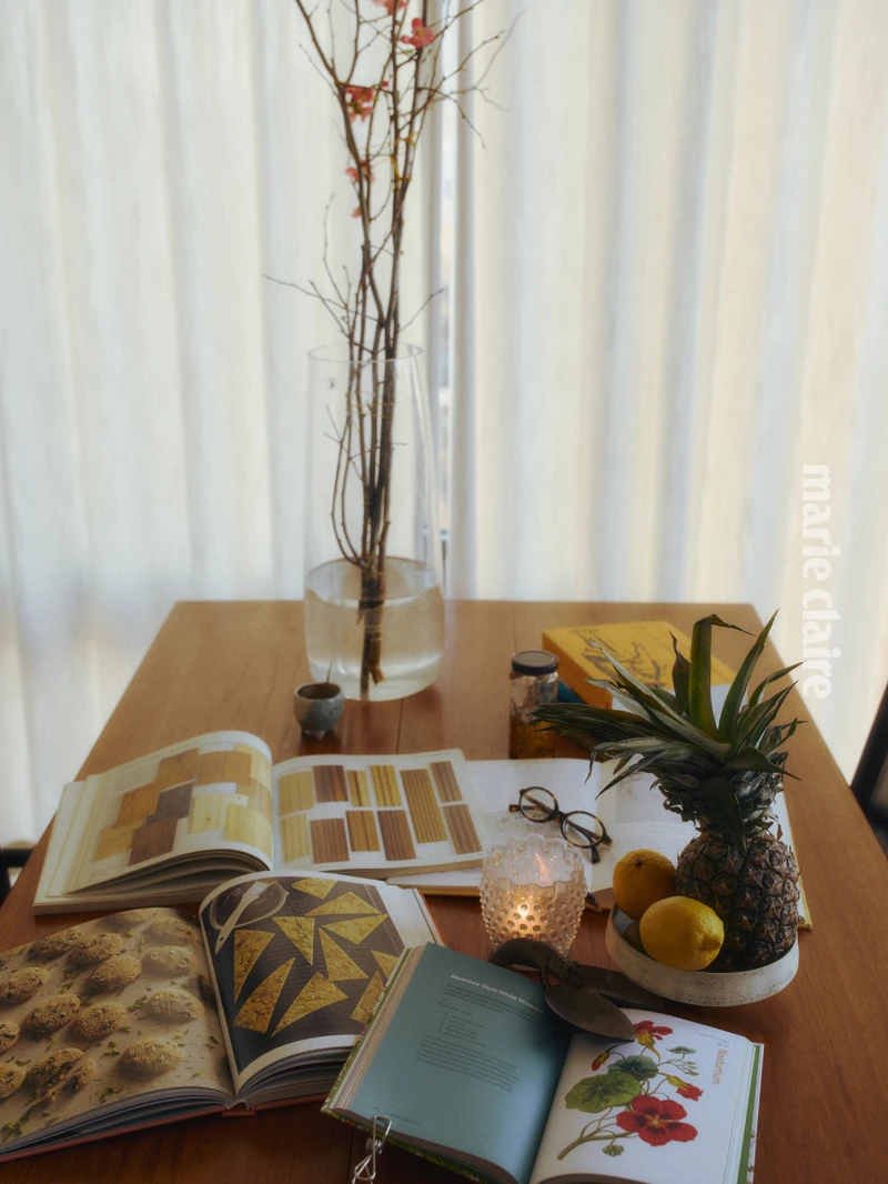 他的靈感不只在拍攝現場,一鍋湯的香氣、家裡的光、花園長出新苗,都會進到他的作品裡。 他的靈感不只在拍攝現場,一鍋湯的香氣、家裡的光、花園長出新苗,都會進到他的作品裡。