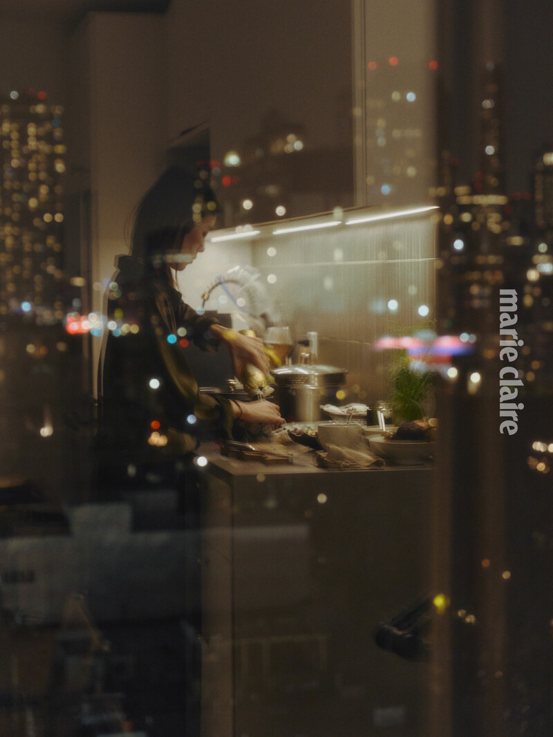 在這間公寓裡做菜,Silver 形容,每每在夜晚望向窗外,都像是浮在星空裡,是他永遠看不膩的風景。 在這間公寓裡做菜,Silver 形容,每每在夜晚望向窗外,都像是浮在星空裡,是他永遠看不膩的風景。