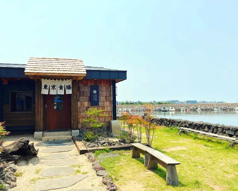 濟州島上由黑湯匙「扇子行家」開設,以鰻魚飯聞名的東京食膳(Photo/翻攝自Naver Map)。 濟州島上由黑湯匙「扇子行家」開設,以鰻魚飯聞名的東京食膳(Photo/翻攝自Naver Map)。