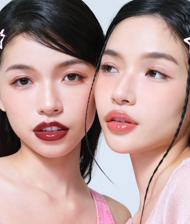 (左)迪奧粉漾水光潤唇釉 #104玫果紅(右)迪奧粉漾水光潤唇釉 #012玫瑰木。 (左)迪奧粉漾水光潤唇釉 #104玫果紅(右)迪奧粉漾水光潤唇釉 #012玫瑰木。