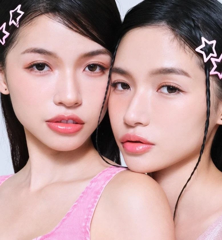 (左)迪奧粉漾水光潤唇釉 #041蜜桃粉(右)迪奧粉漾水光潤唇釉 #077糖果粉。 (左)迪奧粉漾水光潤唇釉 #041蜜桃粉(右)迪奧粉漾水光潤唇釉 #077糖果粉。