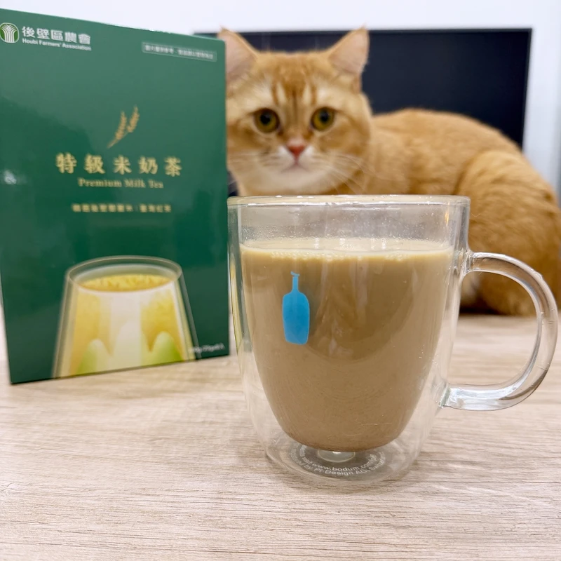 後壁區農會特級米奶茶實際沖泡後的樣子。