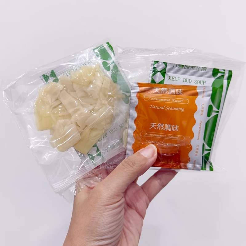 梅山鄉農會鮮筍海帶芽湯內的湯包，內容物很豐富。