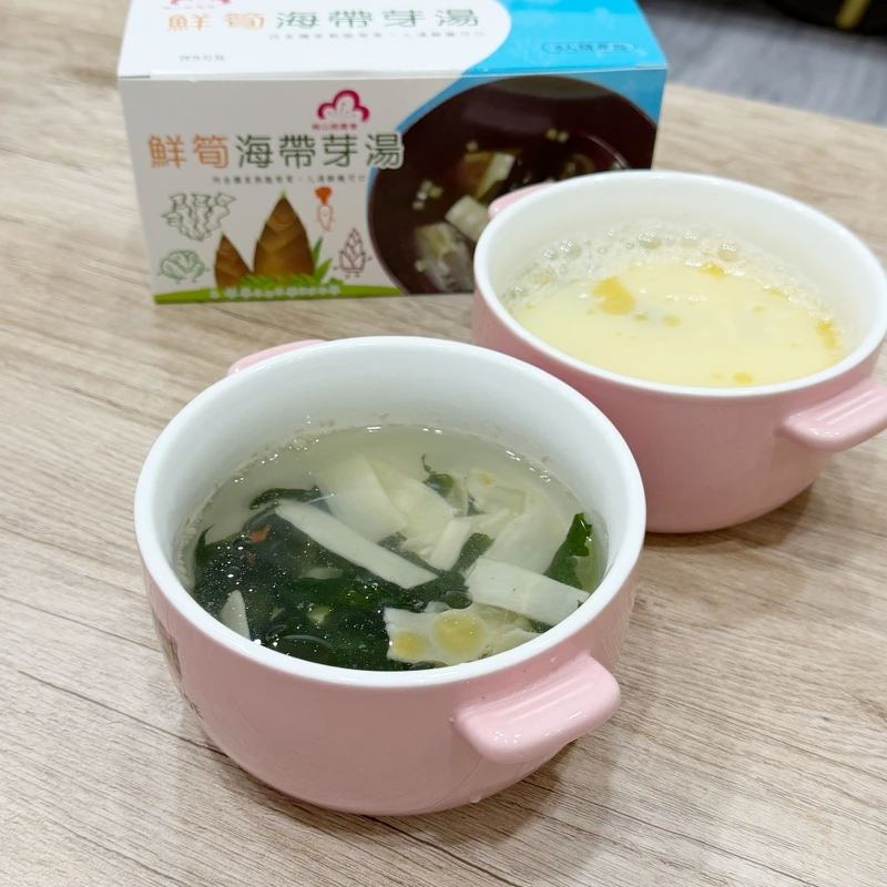 梅山鄉農會鮮筍海帶芽湯(前)一般沖泡版本、(後)加蛋下去的版本。