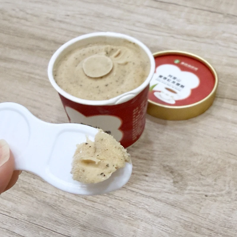 番路鄉農會紅茶雪酪打開來看得到茶葉顆粒。