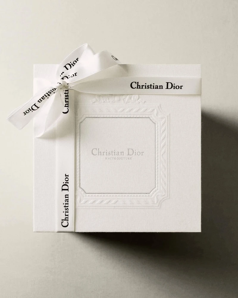 Jonathan Anderson發佈了高訂的邀請卡，是否暗示著最新一季的創意概念。