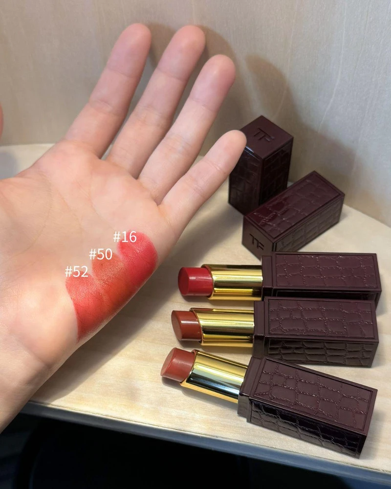 TOM FORD 情慾無花果限定版:設計師絲絨霧光唇膏(共 3 色) NT2,200 TOM FORD 情慾無花果限定版:設計師絲絨霧光唇膏(共 3 色) NT2,200