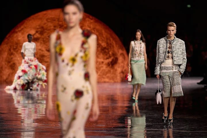 MB的首場Chanel時裝大秀,於2025年10月於巴黎首度發布,彼時秀場化為一顆星球,也讓時尚圈開始議論MB將帶來全新的香奈兒宇宙。 MB的首場Chanel時裝大秀,於2025年10月於巴黎首度發布,彼時秀場化為一顆星球,也讓時尚圈開始議論MB將帶來全新的香奈兒宇宙。