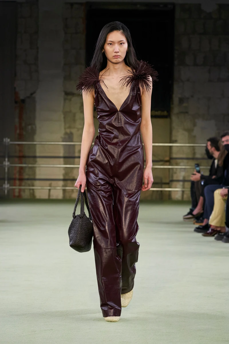 Matthieu Blazy執掌Bottega Veneta,於20222秋冬帶來首個設計。 Matthieu Blazy執掌Bottega Veneta,於20222秋冬帶來首個設計。