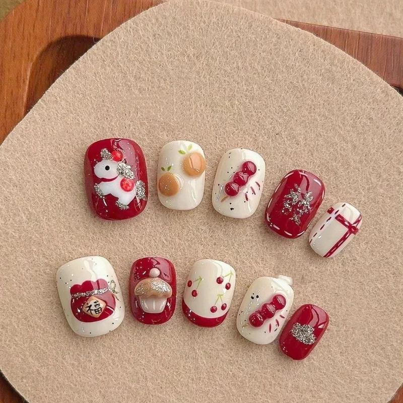 喜氣紅色小馬美甲範本(Photo/小紅書@佩奇🌸)