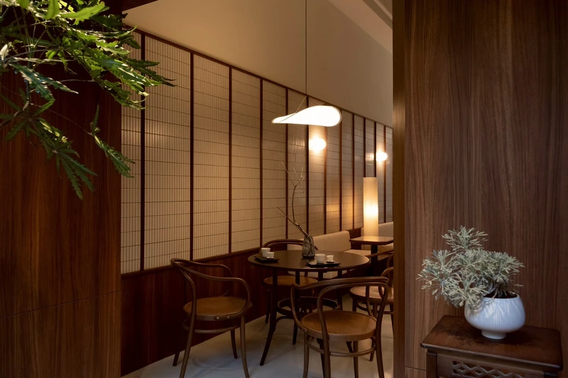 「萬軒茶室」空間由 OH DEAR studio 操刀,選用胡桃木、洞石與長形磁磚三種材質,構築出沉靜而富自然氣息的茶室場域。 「萬軒茶室」空間由 OH DEAR studio 操刀,選用胡桃木、洞石與長形磁磚三種材質,構築出沉靜而富自然氣息的茶室場域。