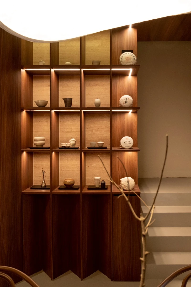 木櫃展區融入東方屏風的意象,在行走與停留之間形成節奏與詩意。 木櫃展區融入東方屏風的意象,在行走與停留之間形成節奏與詩意。