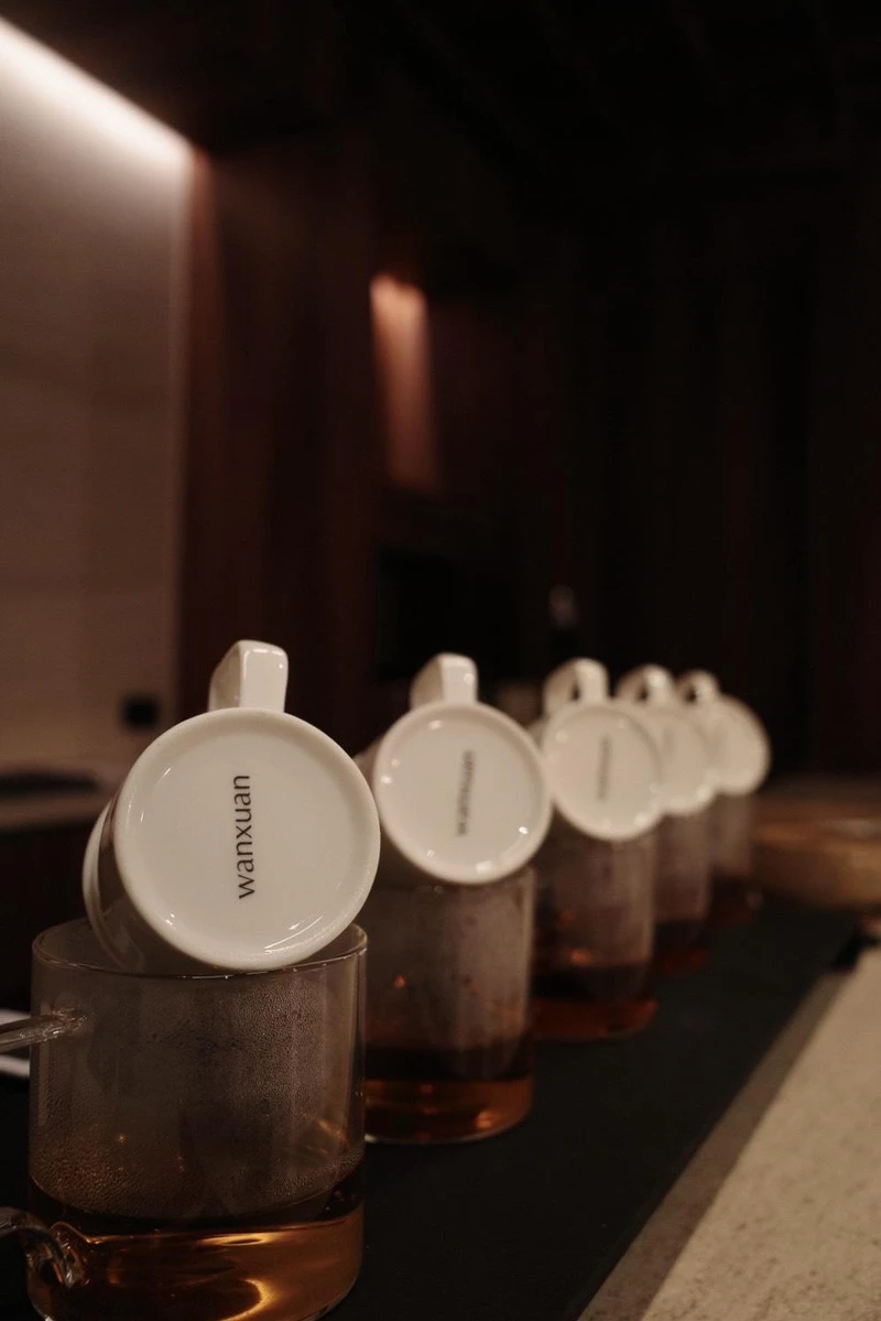 東方美人與台灣風味茶皆以比賽茶標準的鑑定杯沖泡,搭配翻口小杯,忠實還原風味本質。 東方美人與台灣風味茶皆以比賽茶標準的鑑定杯沖泡,搭配翻口小杯,忠實還原風味本質。