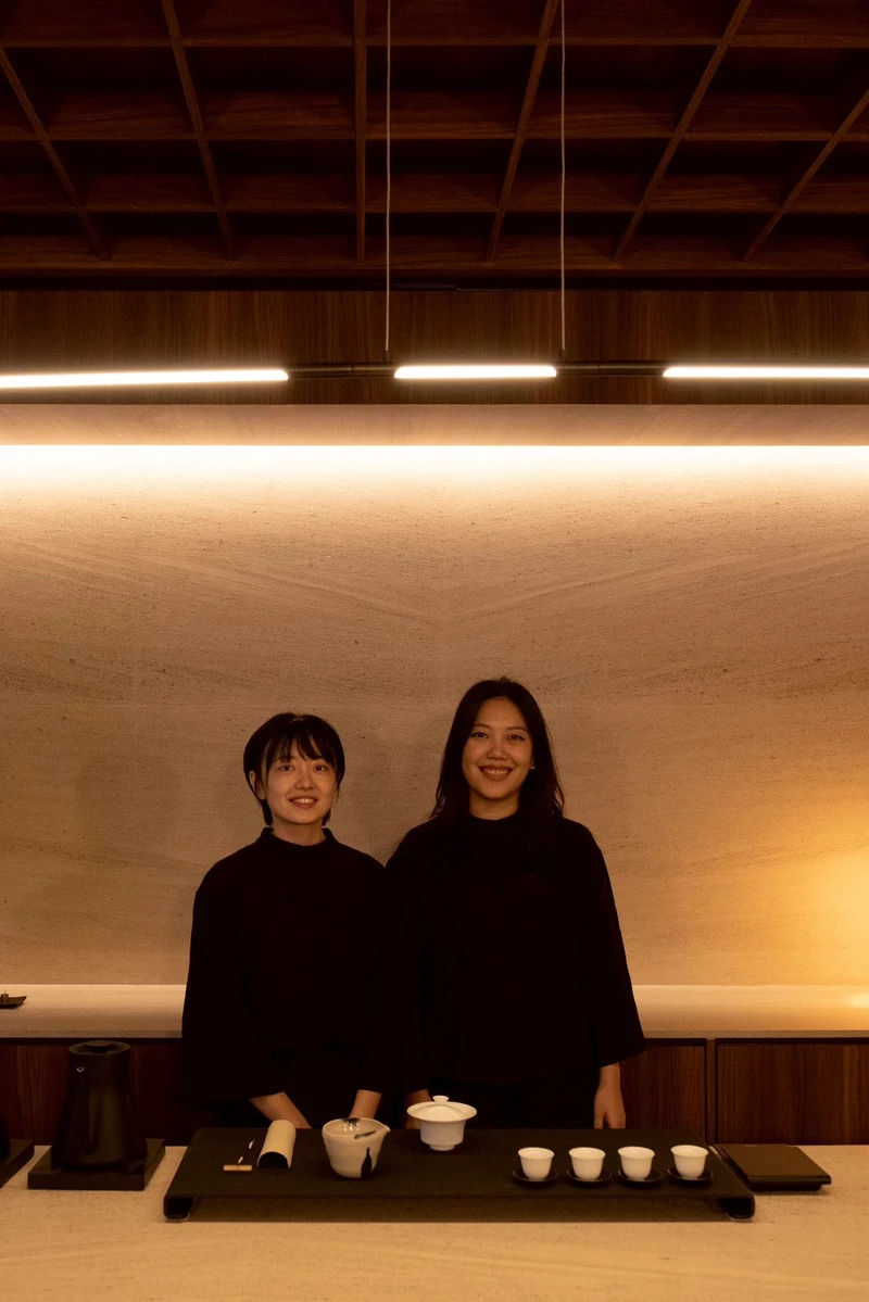 萬軒茶室的創辦人萬(左)與軒(右)皆來自比賽茶訓練體系,一位曾任台北101侍茶師,一位從街舞圈跨界投入茶世界。 萬軒茶室的創辦人萬(左)與軒(右)皆來自比賽茶訓練體系,一位曾任台北101侍茶師,一位從街舞圈跨界投入茶世界。