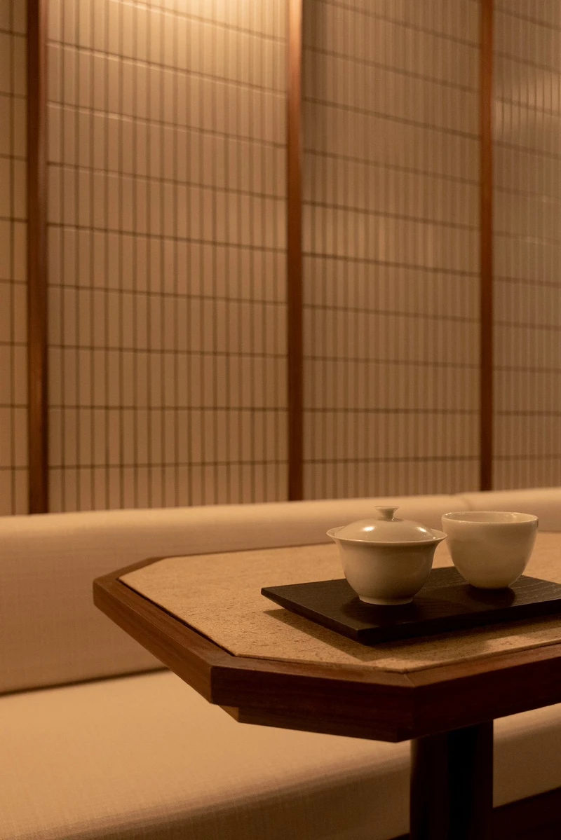 萬軒茶室的茶具器皿皆與陶藝家合作訂製,讓飲茶回歸於人的手感與當下的交會。 萬軒茶室的茶具器皿皆與陶藝家合作訂製,讓飲茶回歸於人的手感與當下的交會。