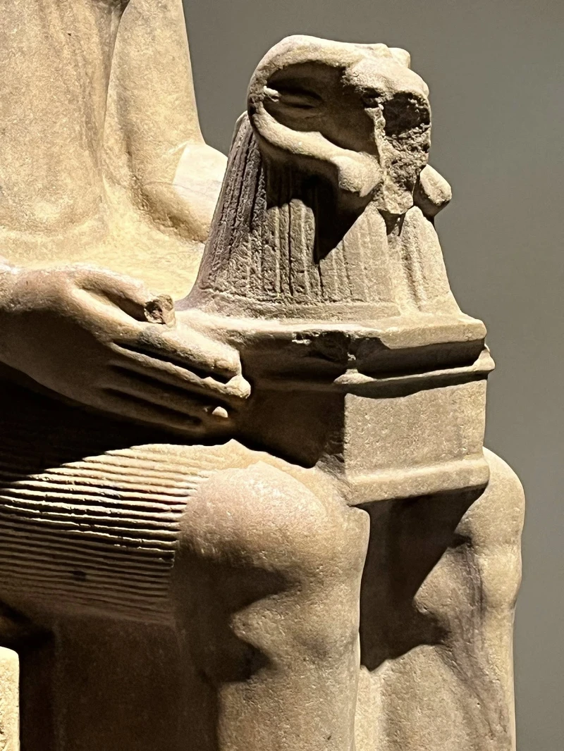 細膩的膝蓋刻畫&手持飾有公羊頭的神龕 細膩的膝蓋刻畫&手持飾有公羊頭的神龕