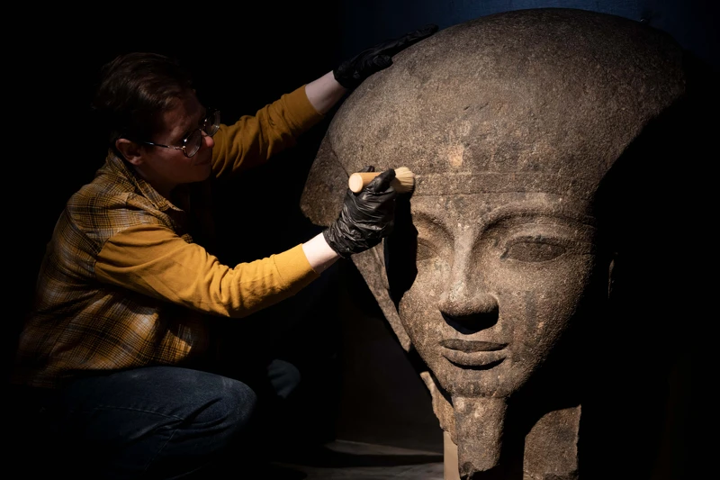 奇美博物館特展《埃及之王:法老》布展過程,大英博物館工作人員在展出前檢視展品〈拉美西斯六世的石棺蓋殘片〉。圖:奇美博物館提供 奇美博物館特展《埃及之王:法老》布展過程,大英博物館工作人員在展出前檢視展品〈拉美西斯六世的石棺蓋殘片〉。圖:奇美博物館提供