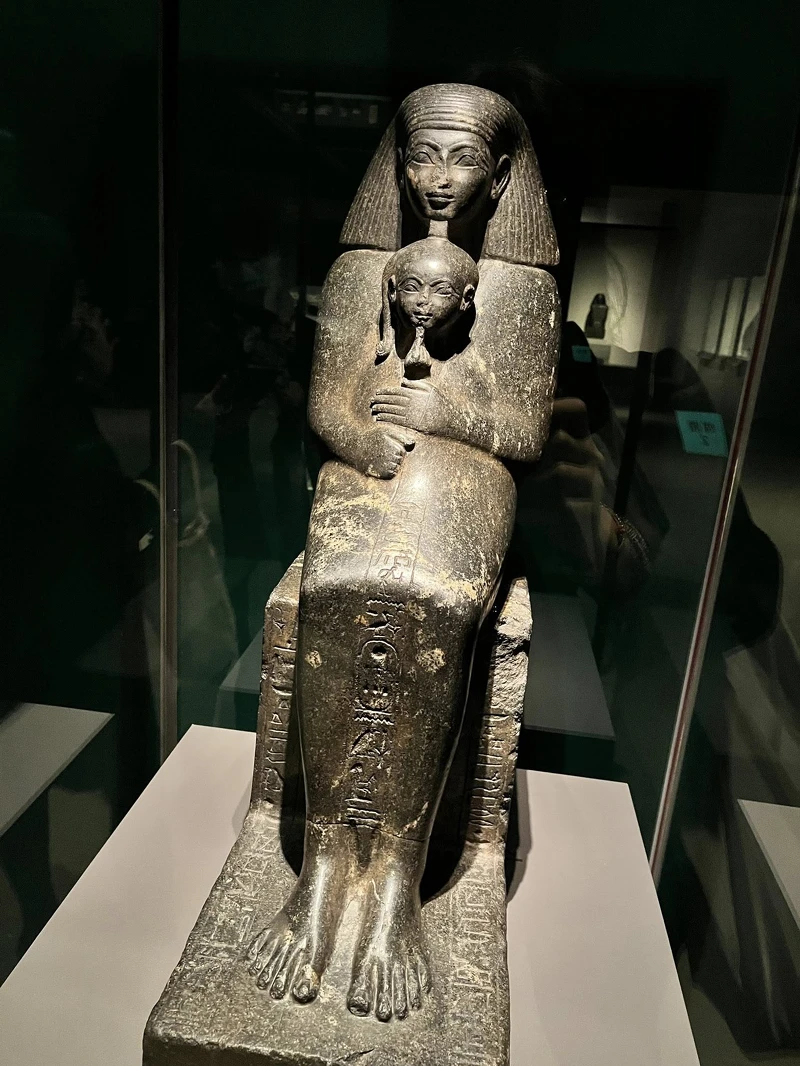 宮廷高階官員會擔任王子與公主的導師傳授知識。女王哈特謝普蘇特(Hatshepsut)的女兒奈芙魯拉公主(Neferura),被刻畫成手指放在嘴邊的小女孩形象,坐在她的導師塞內穆特(Senernut)膝上。Melody TU 採訪拍攝 宮廷高階官員會擔任王子與公主的導師傳授知識。女王哈特謝普蘇特(Hatshepsut)的女兒奈芙魯拉公主(Neferura),被刻畫成手指放在嘴邊的小女孩形象,坐在她的導師塞內穆特(Senernut)膝上。Melody TU 採訪拍攝