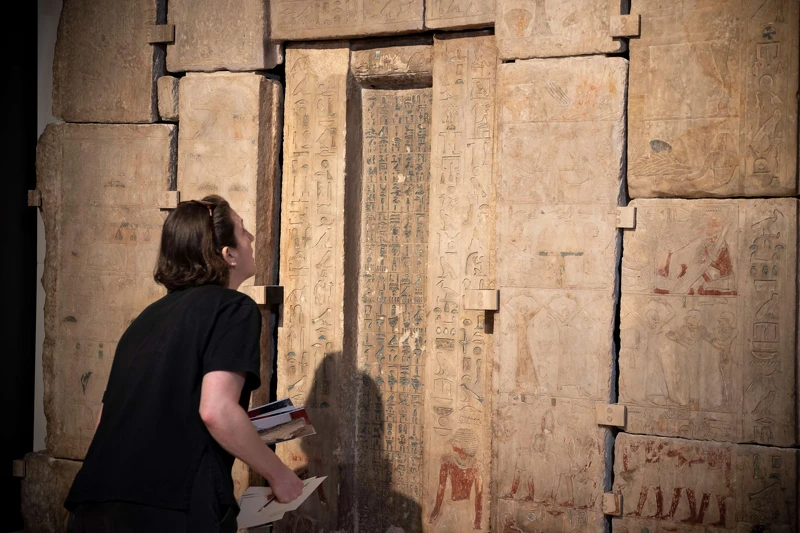 奇美博物館特展《埃及之王:法老》布展過程,大英博物館工作人員在展出前確認展品〈烏里倫普塔墓室的祭堂牆面〉的狀況。 奇美博物館特展《埃及之王:法老》布展過程,大英博物館工作人員在展出前確認展品〈烏里倫普塔墓室的祭堂牆面〉的狀況。