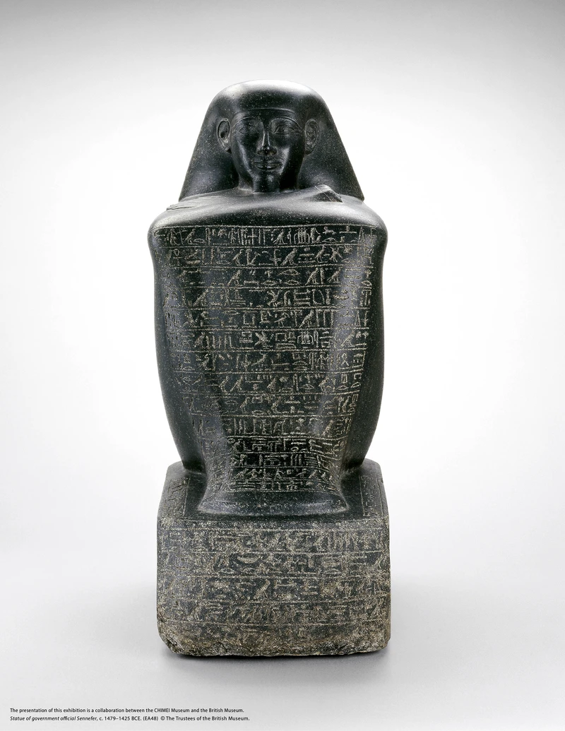 官員塞內弗的雕像,約西元前1479–1425年。(EA48)圖片版權:大英博物館理事會 官員塞內弗的雕像,約西元前1479–1425年。(EA48)圖片版權:大英博物館理事會