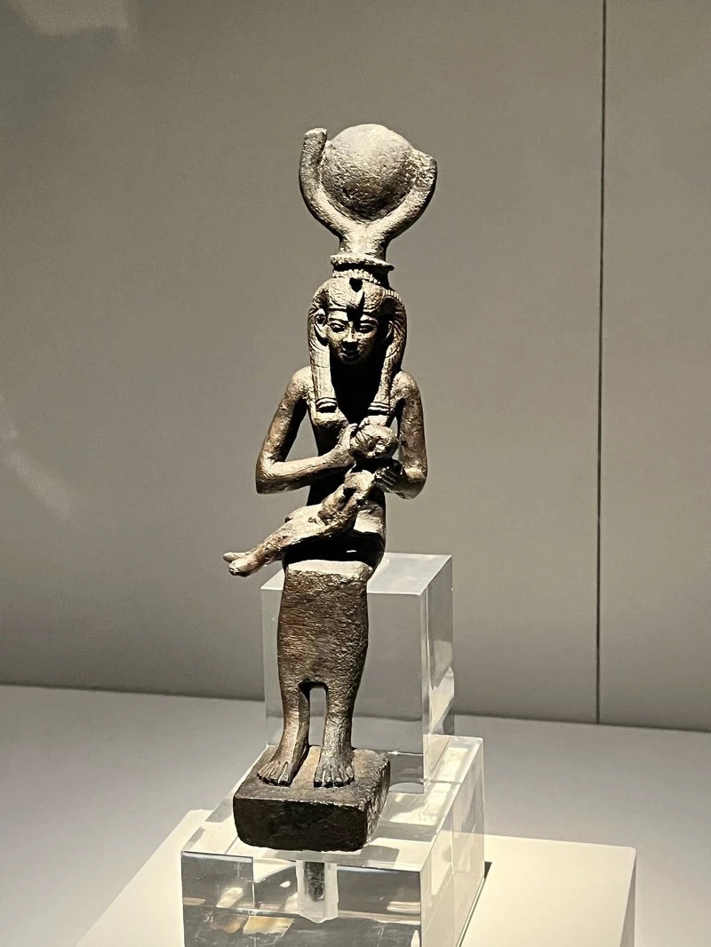 〈女神伊西絲與其子荷魯斯的雕像〉呈現母親伊西斯女神哺育強褓中的荷魯斯,也影響後來聖母與耶穌母子圖的藝術形象。Melody TU 採訪拍攝 〈女神伊西絲與其子荷魯斯的雕像〉呈現母親伊西斯女神哺育強褓中的荷魯斯,也影響後來聖母與耶穌母子圖的藝術形象。Melody TU 採訪拍攝